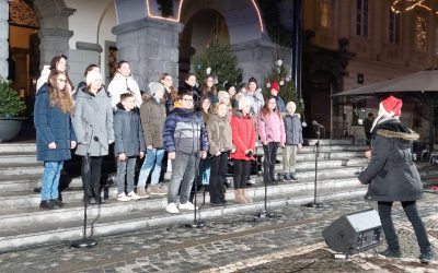 Nastop zbora pred Mestno hišo